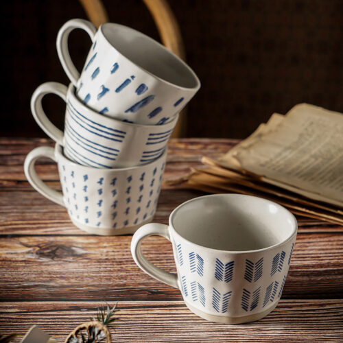 Керамічна чашка із смужками